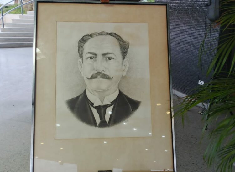 Universidad del Zulia rinde homenaje a Francisco Ochoa con izada de banderas y conformación de brigada estudiantil