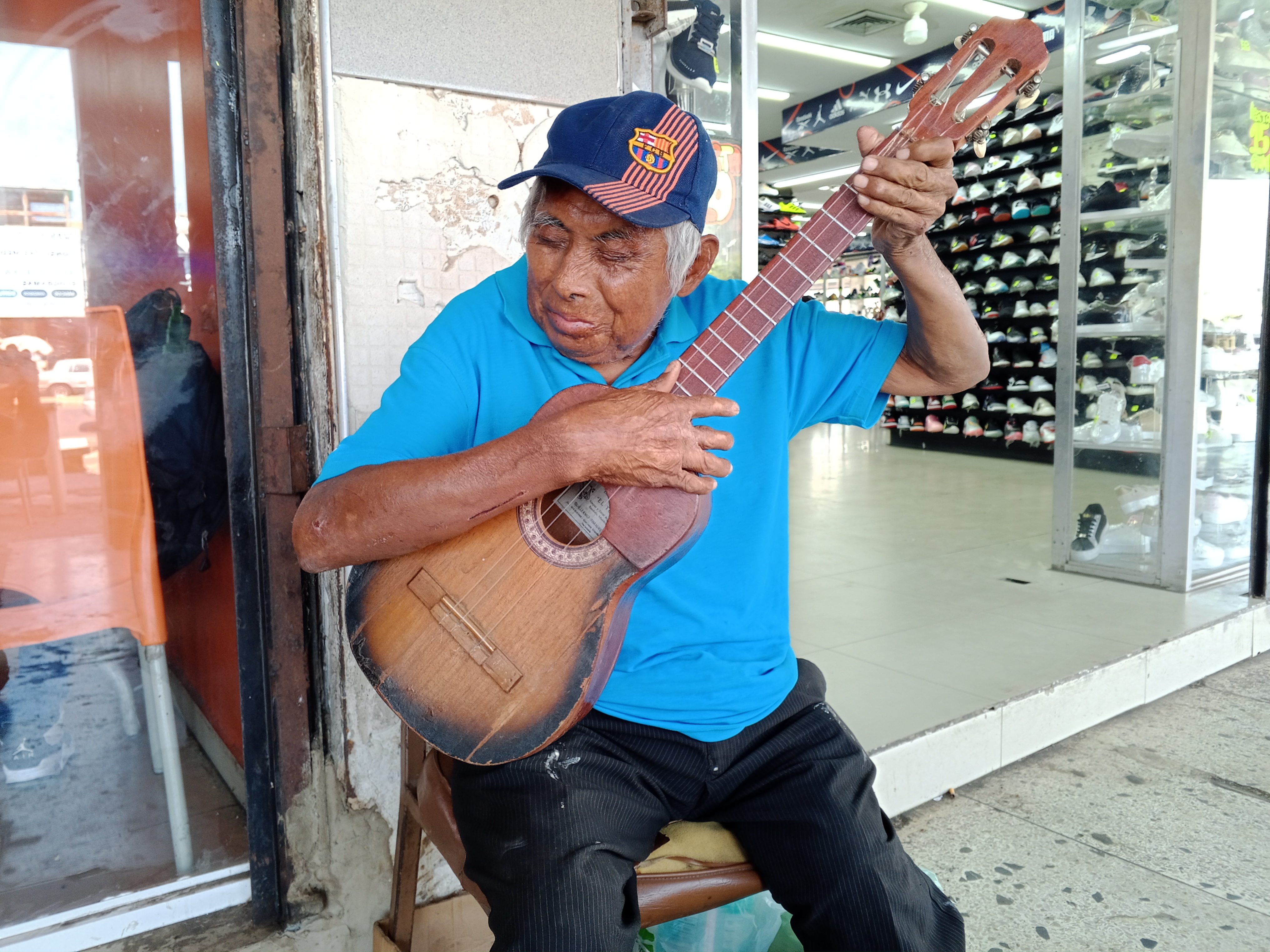 En el Unicentro Las Pulgas hay un Vicente Fernández zuliano que alegra todas las mañanas con un viejo cuatro tocando sus rancheras