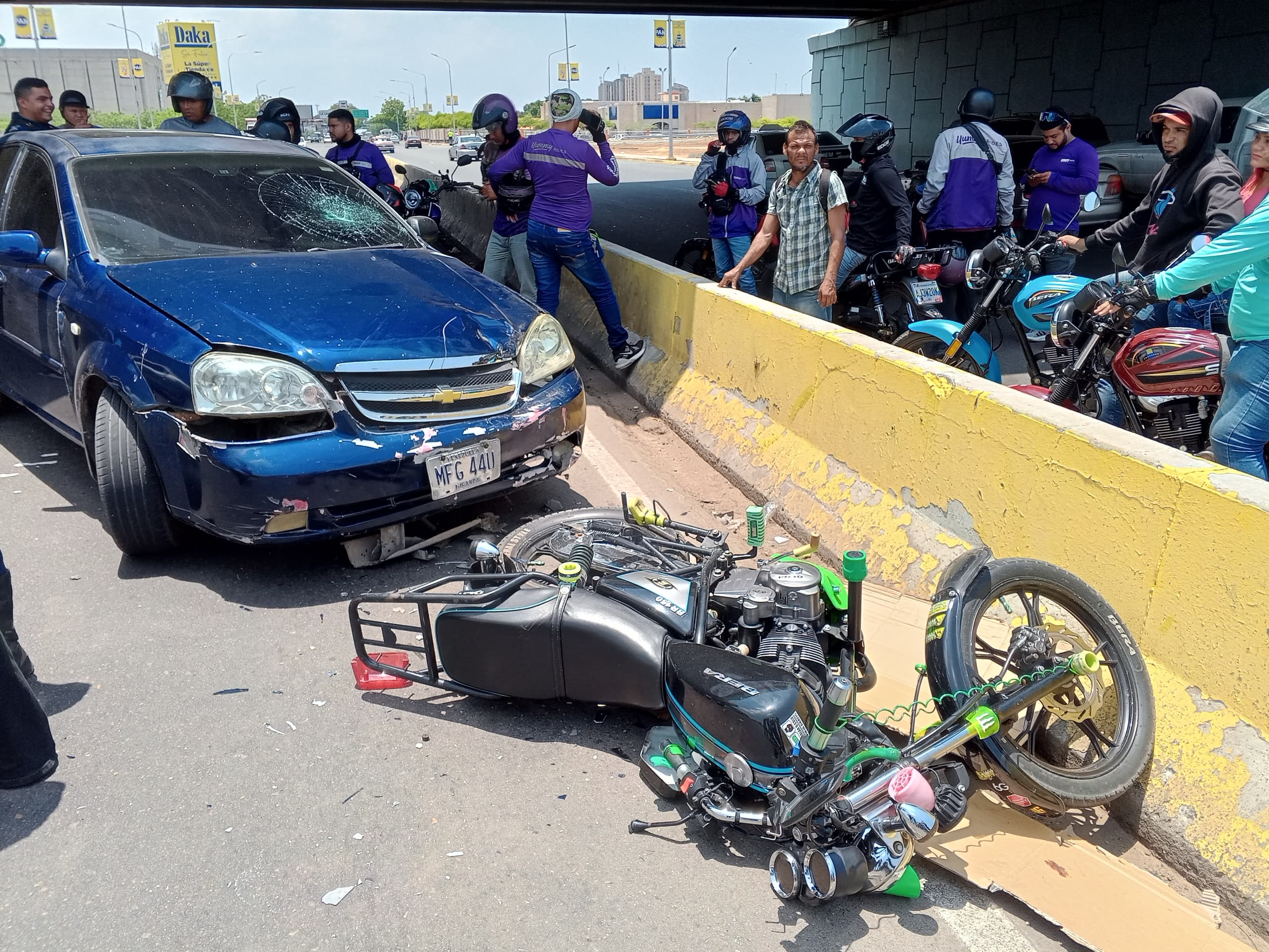 Dos heridos dejó choque entre carro y moto debajo del distribuidor Humberto Fernández Morán
