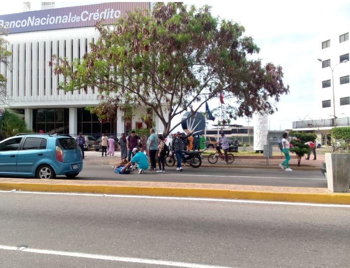 Impactado por un vehículo, motorizado que resultó lesionado en la Av. 5 de Julio: Ambos se acusan de ser imprudentes