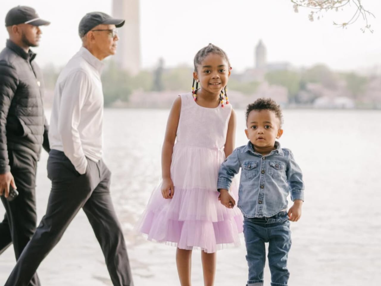 Obama se disculpa tras colarse en una foto familiar: 