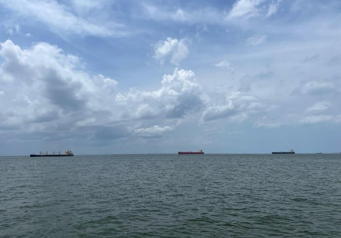 Buques petroleros hacen cola en La Salina para recargar antes que expire licencia de EEUU