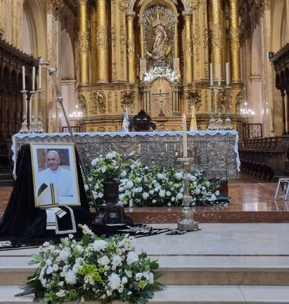 Así se encuentra el Altar Mayor de la Catedral Metropolitana de Buenos Aires para actos religiosos por muerte del papa Francisco