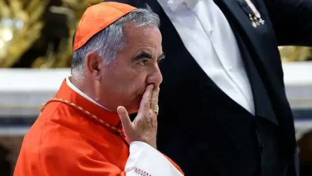 El cardenal Angelo Becciu renunció a participar en el cónclave
