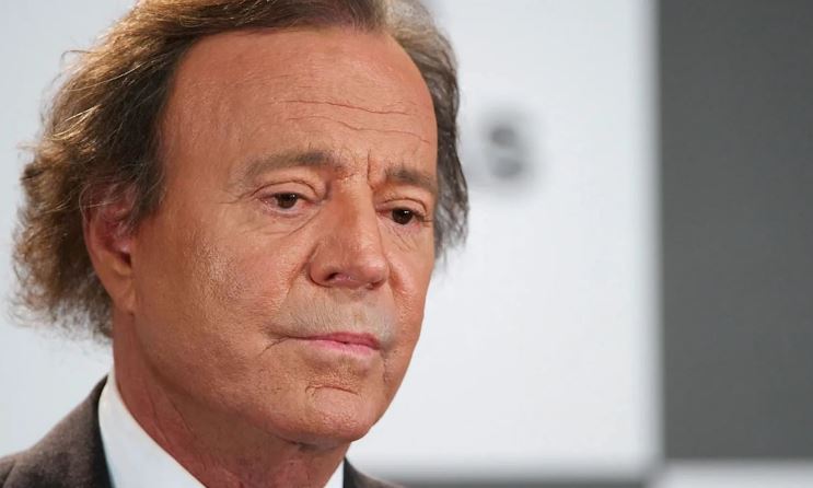 Julio Iglesias tendría un tumor que compromete su columna vertebral