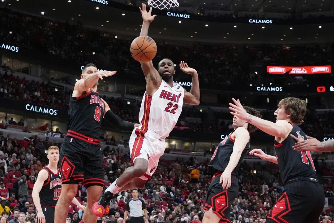 El Heat y los Mavericks ganan una vida extra y buscarán los playoffs