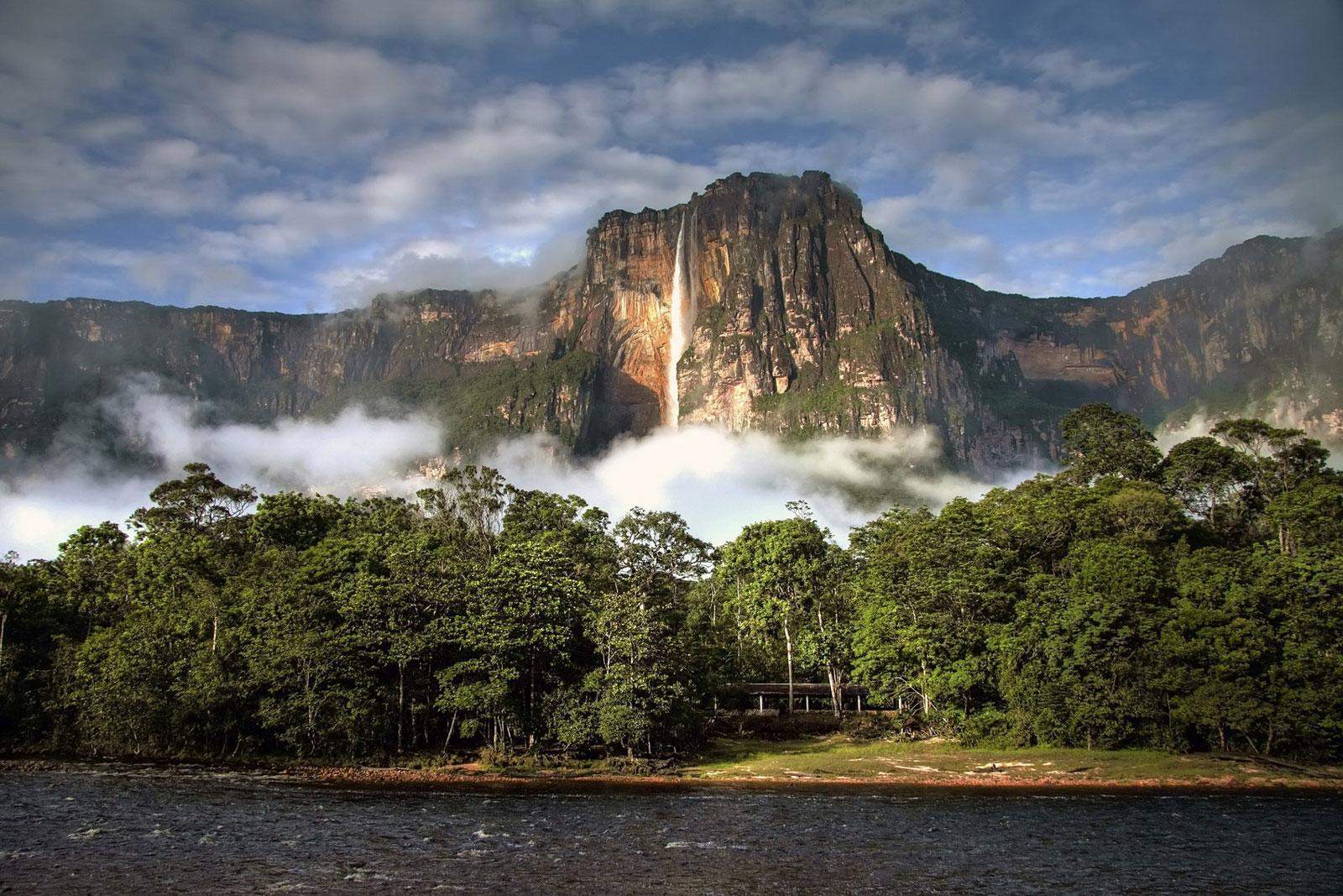 Reportan afluencia de visitantes en Canaima en la Semana Santa
