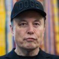 Elon Musk luce un moretón en el ojo en su despedida y lo atribuye a un puñetazo de su hijo X