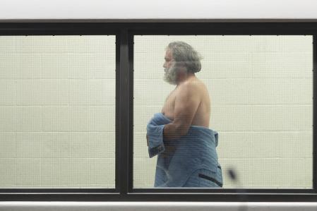 Acosador de Jennifer Aniston se presenta semidesnudo en el juzgado