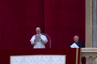 El papa León XIV dirige una oración ante miles de personas en la Plaza de San Pedro