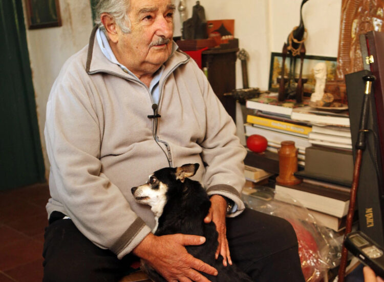 Mujica pidió ser enterrado en su casa de campo al lado de su perra Manuela
