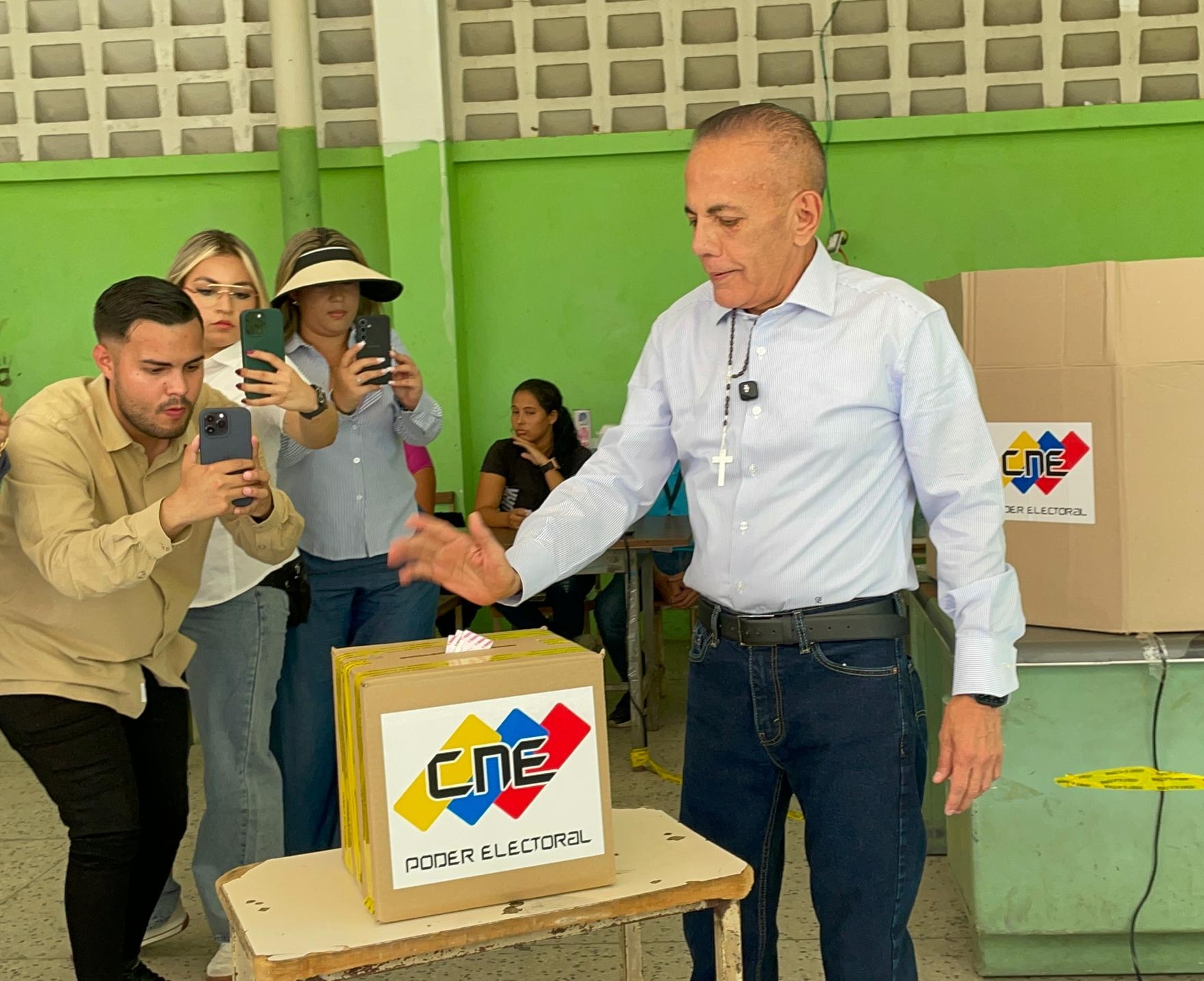 Manuel Rosales ejerció su derecho al voto en el Liceo Udón Pérez
