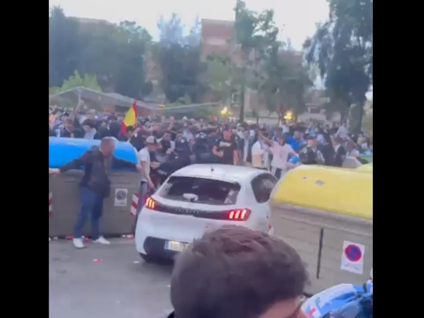 Coche embiste a una multitud previo al partido entre el FC Barcelona y el Espanyol
