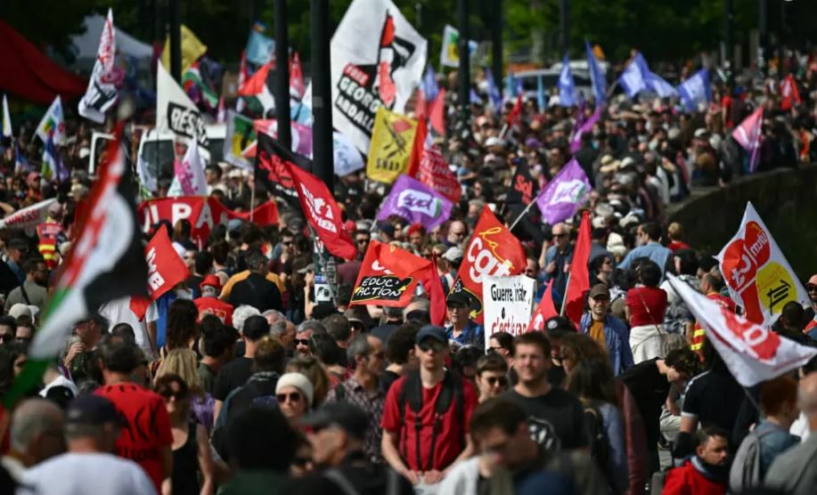 Trabajadores del mundo se manifiestan por derechos y piden justicia social: Francia se moviliza y exige