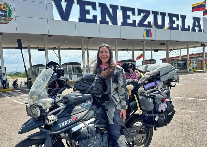 La travesía de una joven motociclista argentina y su perrita: conocieron Venezuela y viajan hacia Alaska