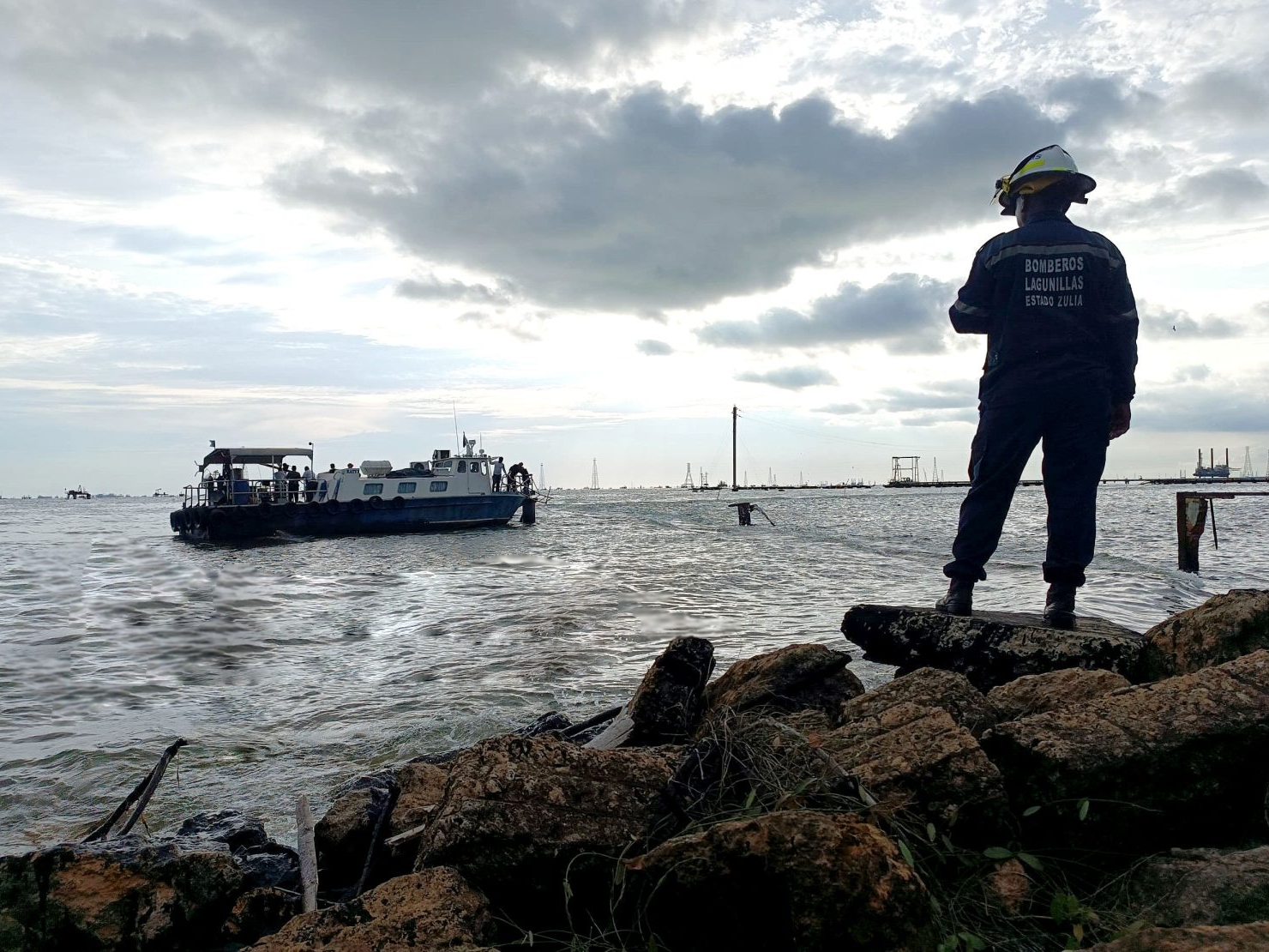 Buscan a dos jóvenes desaparecidos en el Lago de Maracaibo, específicamente en la zona de Lagunillas