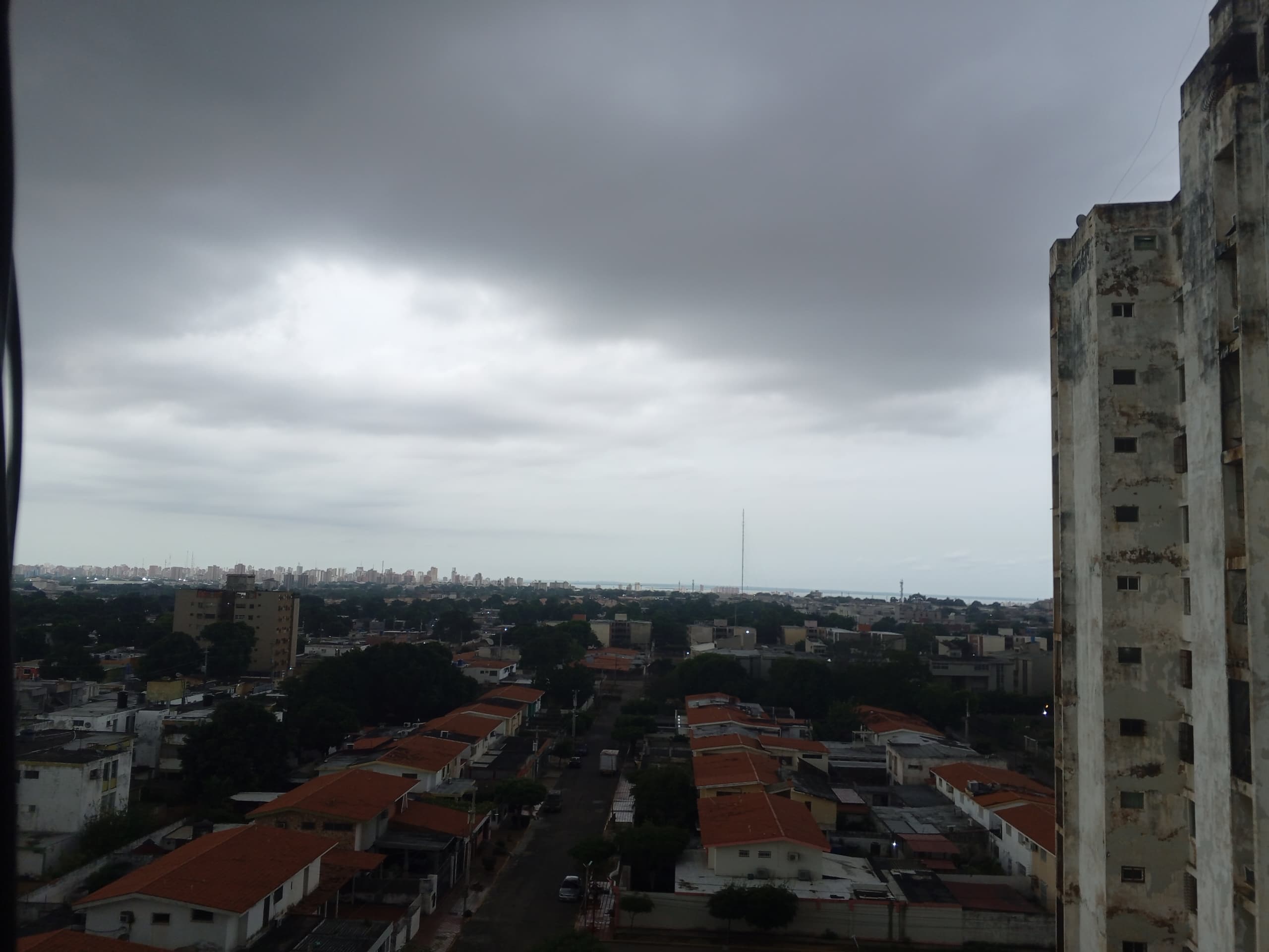 Lluvia y cielo nublado dominan la tarde de este martes 27-May
