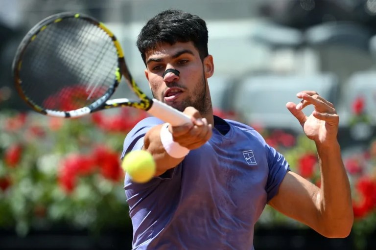 Alcaraz doblega a Khachanov y accede a cuartos de final en Roma