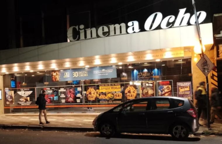 Mujer celebraba su cumpleaños en el cine y le cayó el techo encima: veía la película 