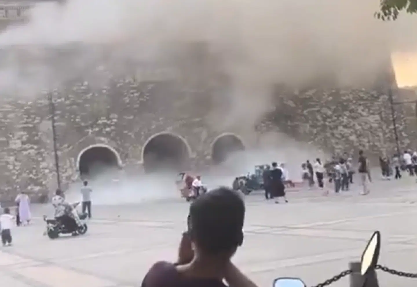 Colapsa histórica torre de 650 años de antigüedad en China