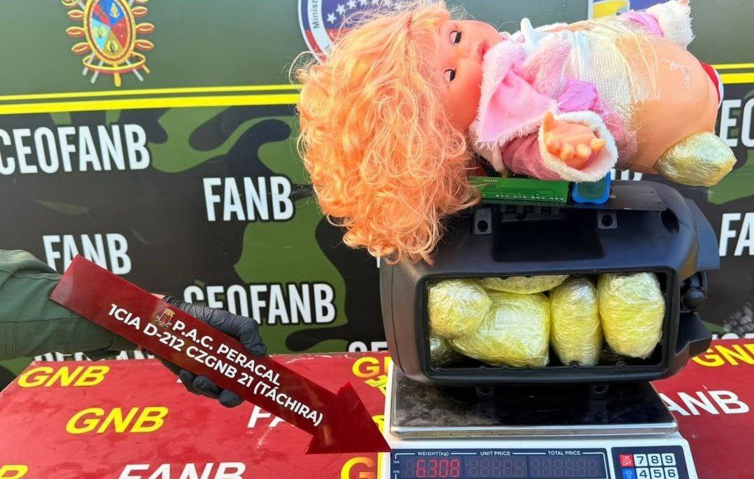 Detenidos dos hombres por llevar seis kilos de marihuana dentro de una muñeca de plástico
