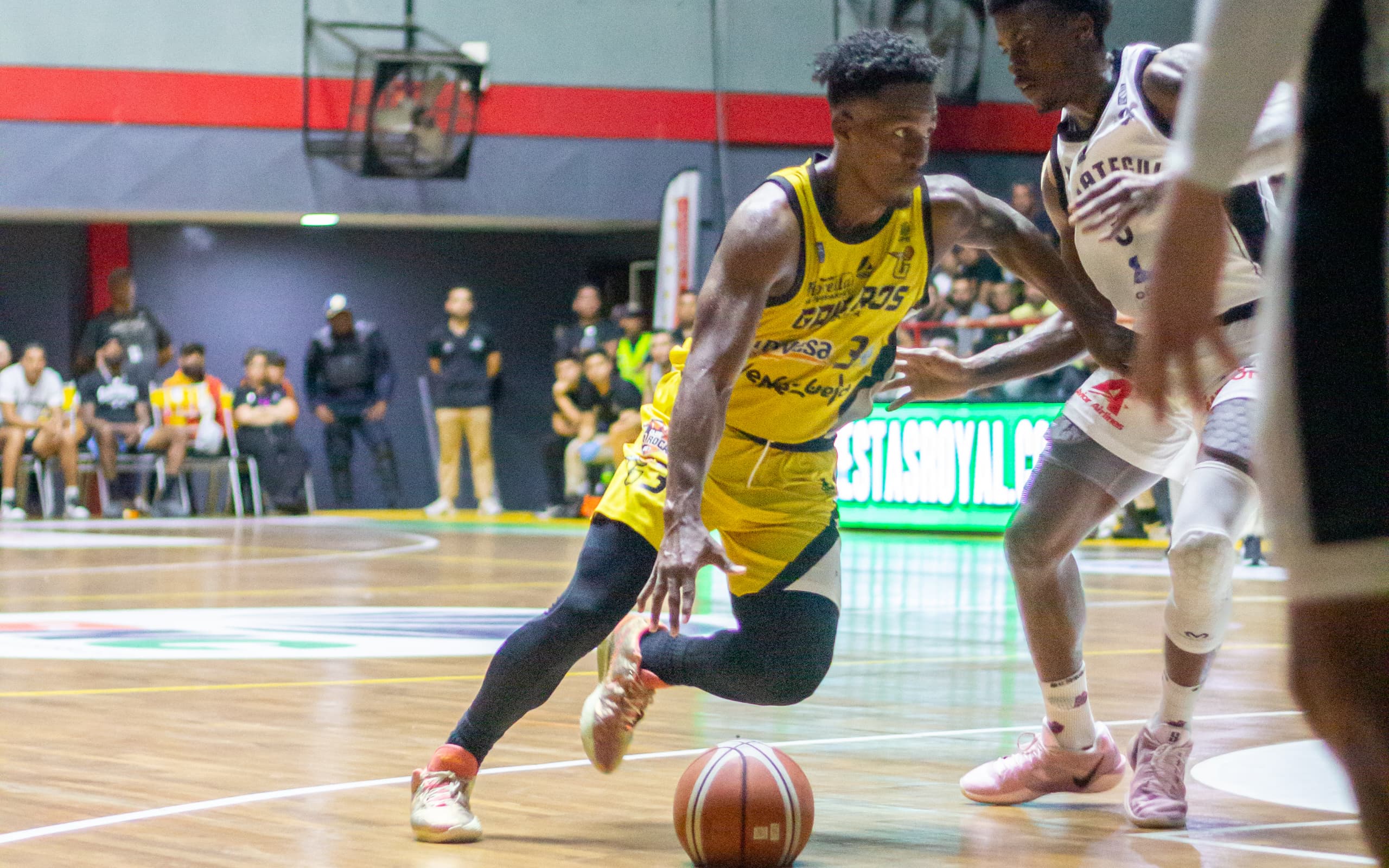 Gaiteros y Gladiadores disputan un crucial Juego 3 en Puerto La Cruz