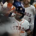 Altuve sigue encendido y descarga su noveno estacazo