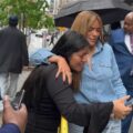 Karol G se toma fotos con sus fans en Nueva York
