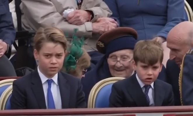 El princípe Louis fue captado imitando a su hermano George en acto oficial