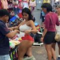 Se bajó la falda en pleno centro y que pa’ probarse una ropa interior: La chama de al lado se picó, prohibía al novio mirar y este hecho el loco gozando callaíto