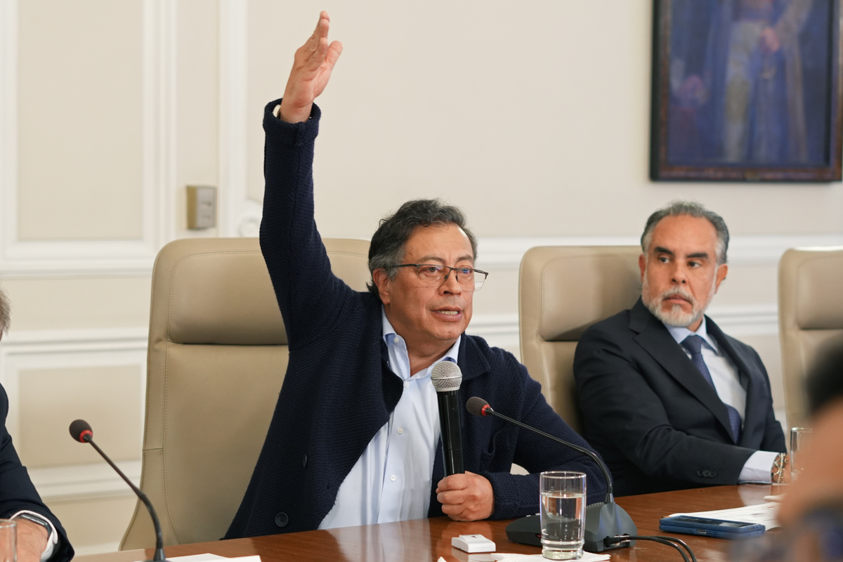 Petro dice que se siente traicionado por su gabinete de ministros