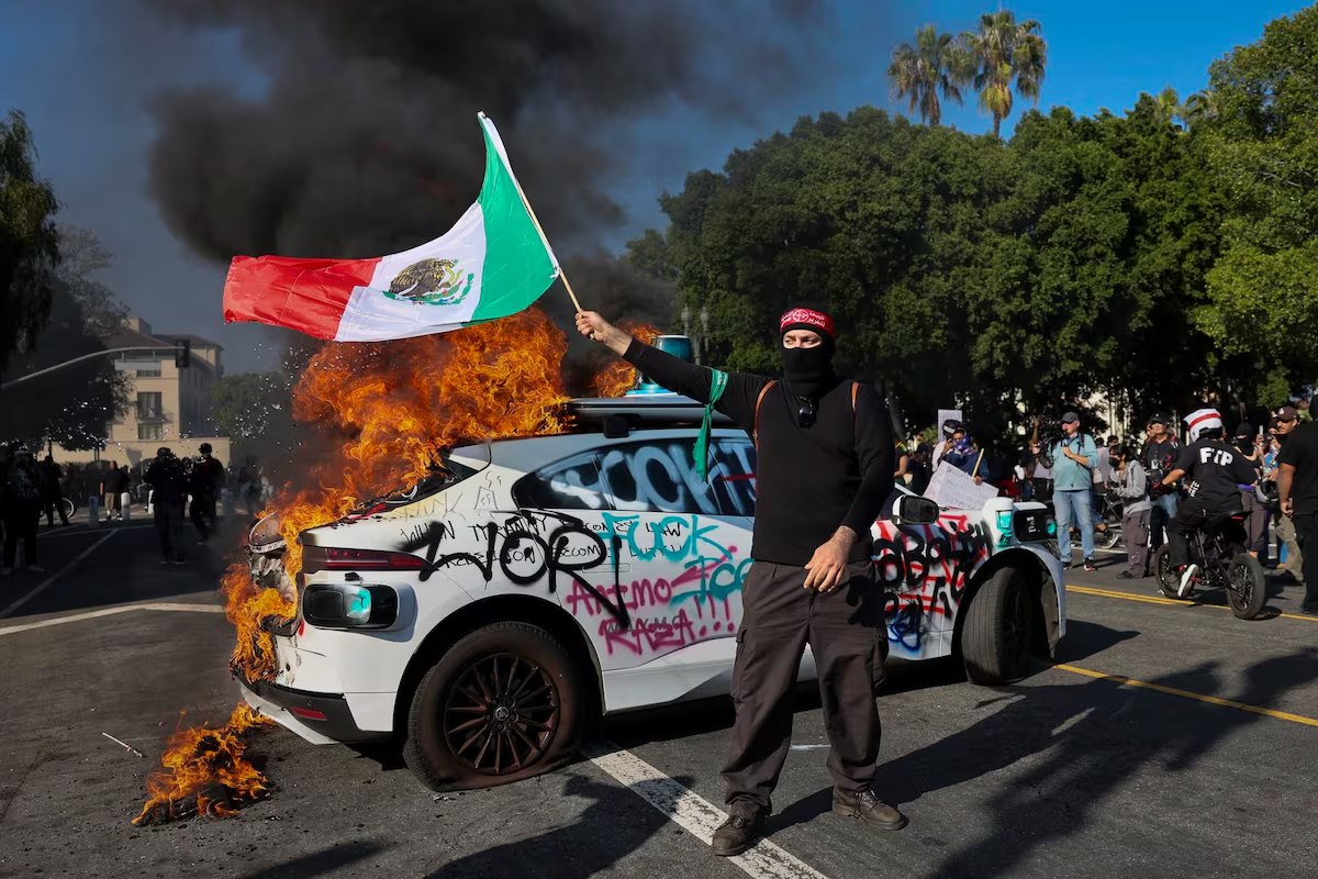 Incendian autos en medio de protesta contra ICE en el centro de Los Ángeles
