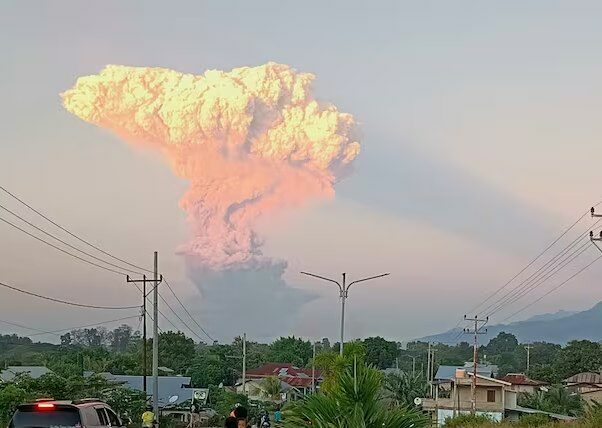 Enorme erupción del volcán Lewotobi Laki-laki sacude Indonesia