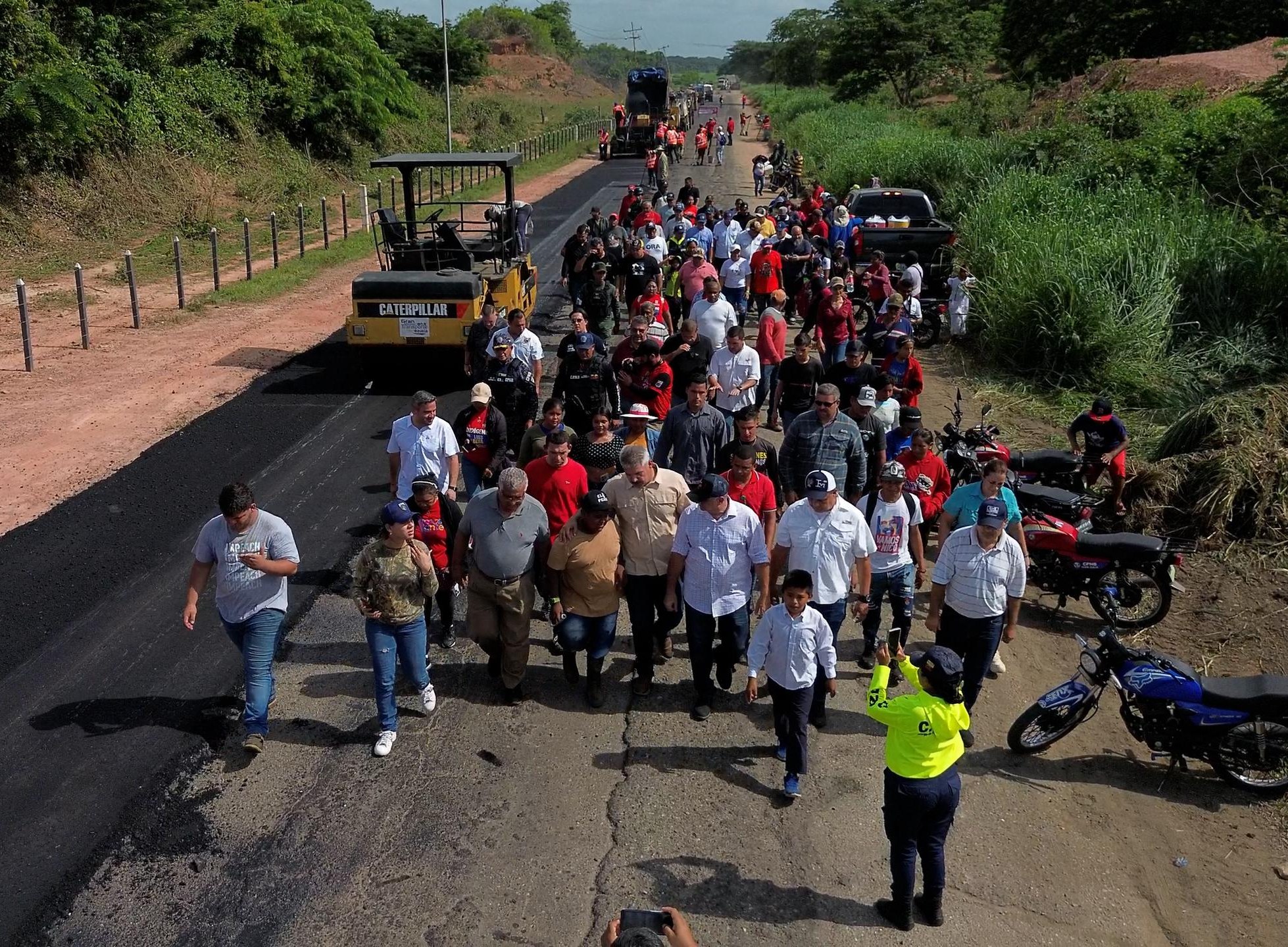 Rehabilitación de la carretera Machiques Colón arranca con la colocación de 80 toneladas de asfalto en 35 kilómetros de arteria víal