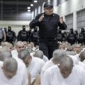 Familiares de migrantes venezolanos detenidos en El Salvador se reúnen con jefe de subdivisión de ONU