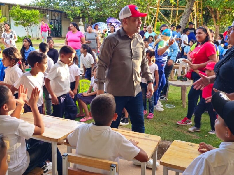 Gobernador de la Guayana Esequiba entregará más de cinco mil mesas en escuelas