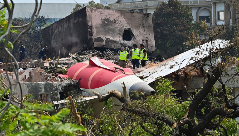 Autoridades no descartan acto de sabotaje como posible causa del mortífero accidente aéreo en la India que dejó 265 fallecidos