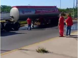 Accidente de gandola de combustible en San Francisco no dejó daños mayores