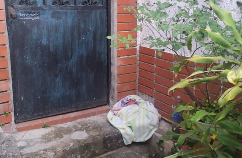 Abandonaron a bebé recién nacida en la puerta de una casa en Baruta
