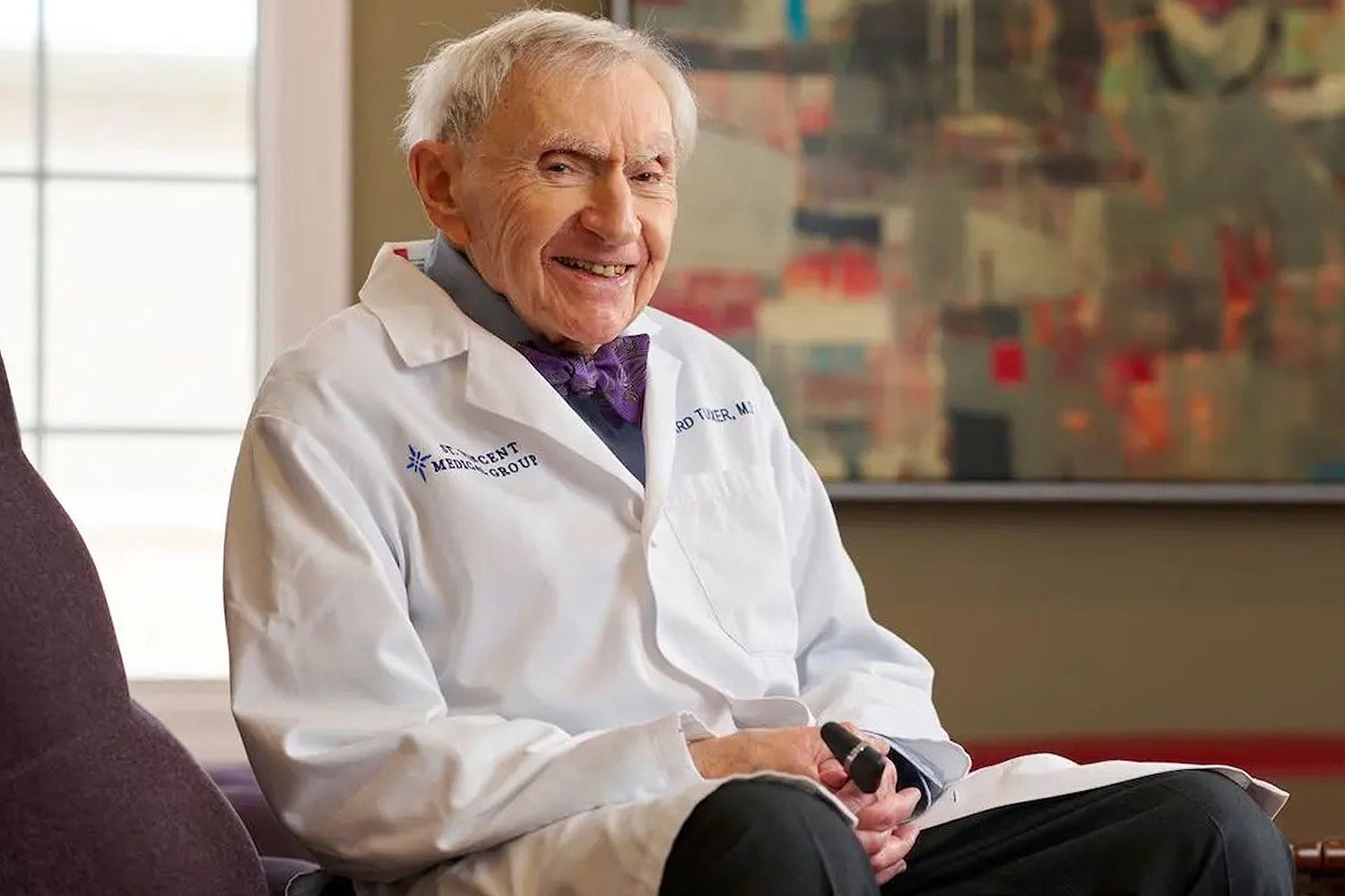 No odies, no fumes ni te jubiles: los consejos de un médico de 102 años