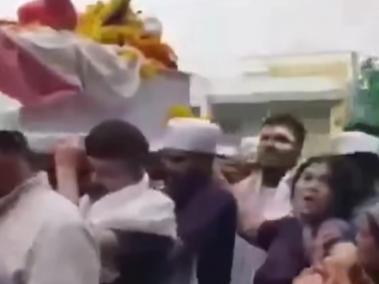 El único superviviente del accidente aéreo en India salió del hospital a cargar la urna de su hermano, quien murió en ese vuelo
