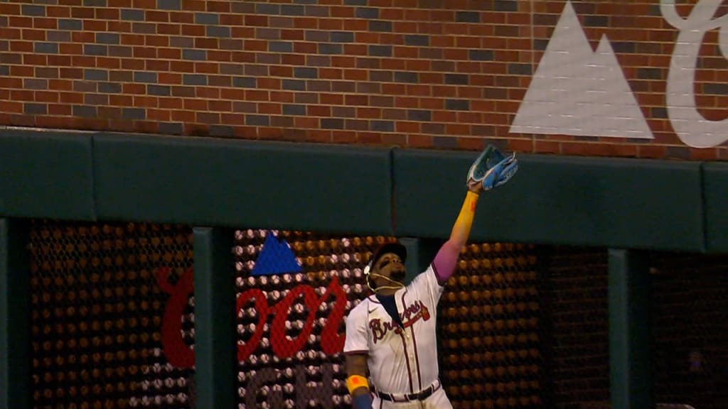 Ronald Acuña Jr. se luce en los jardines con una joya para doble play