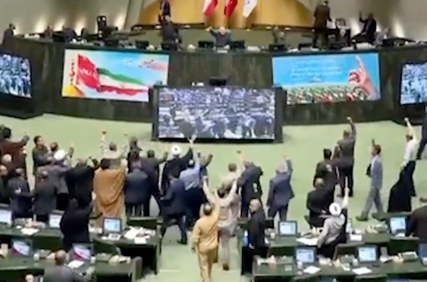 Diputados iraníes gritan 