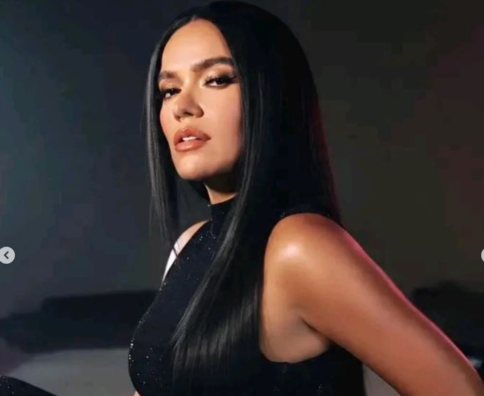 Karol G ahora luce una melena negra