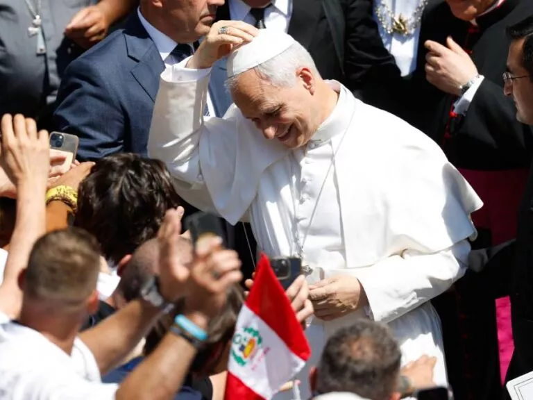 Captan en video el momento en que lanzan un objeto al papa León XIV durante recorrido en el Vaticano