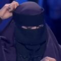 Tras suspensión de ley, mujer se quitó e hiyab en vivo y dejó ver lo bella que es