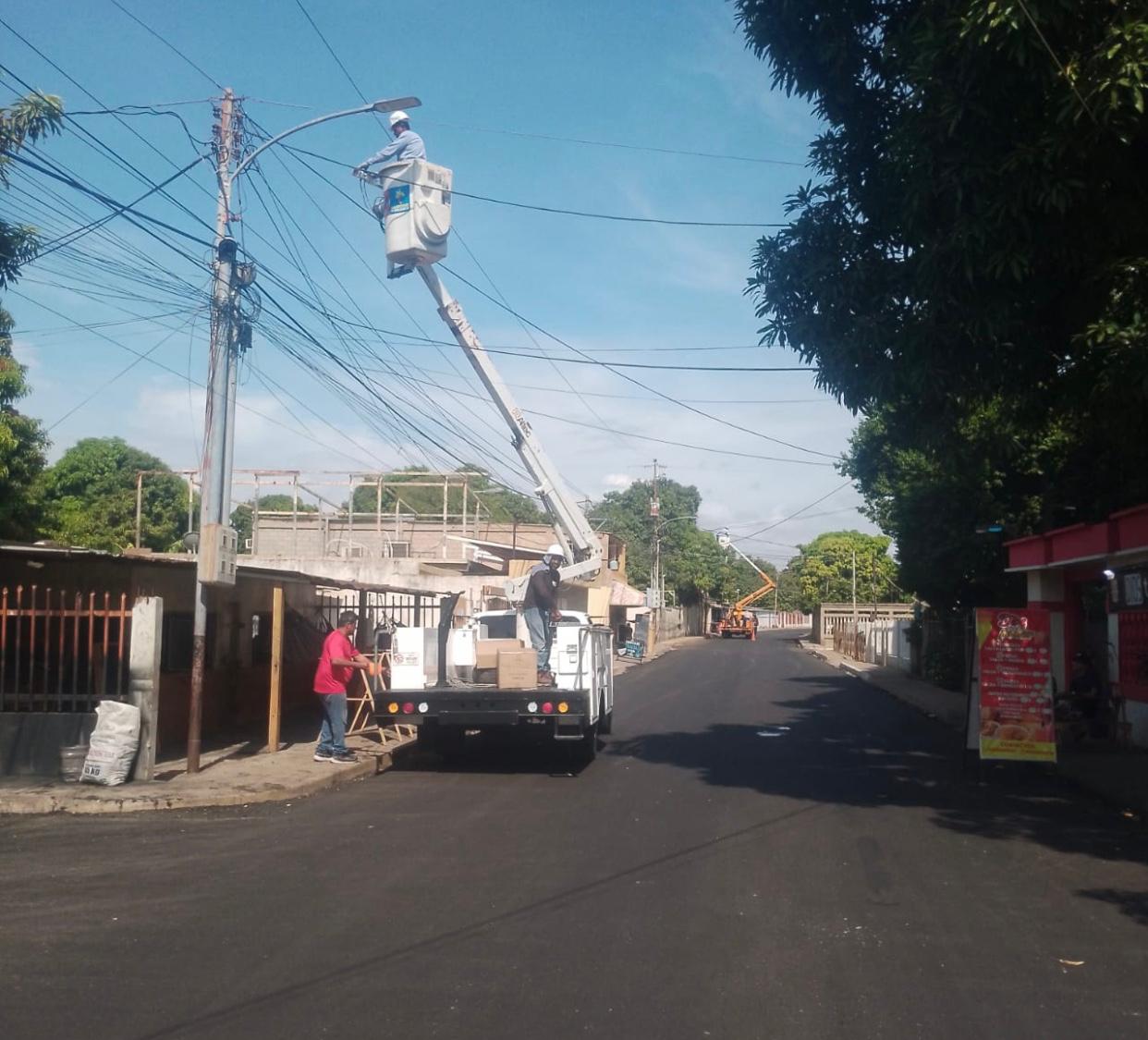 Plan de Iluminación Vial de la Gobernación del Zulia avanza en el sector Luis Aparicio de San Francisco