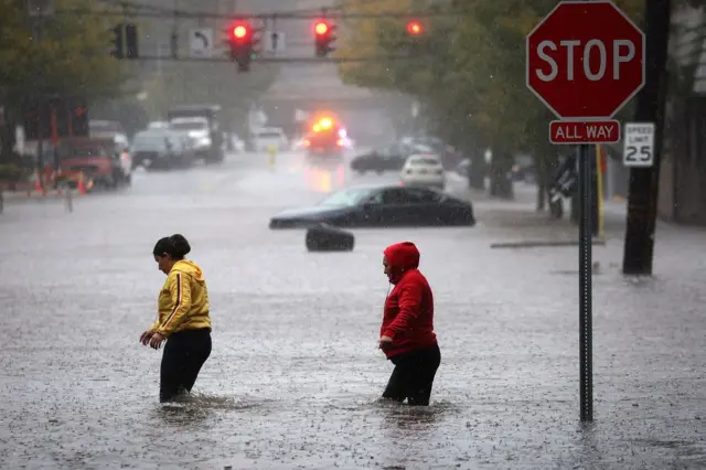 Fuertes lluvias convierten las calles y el Metro de Nueva York en 