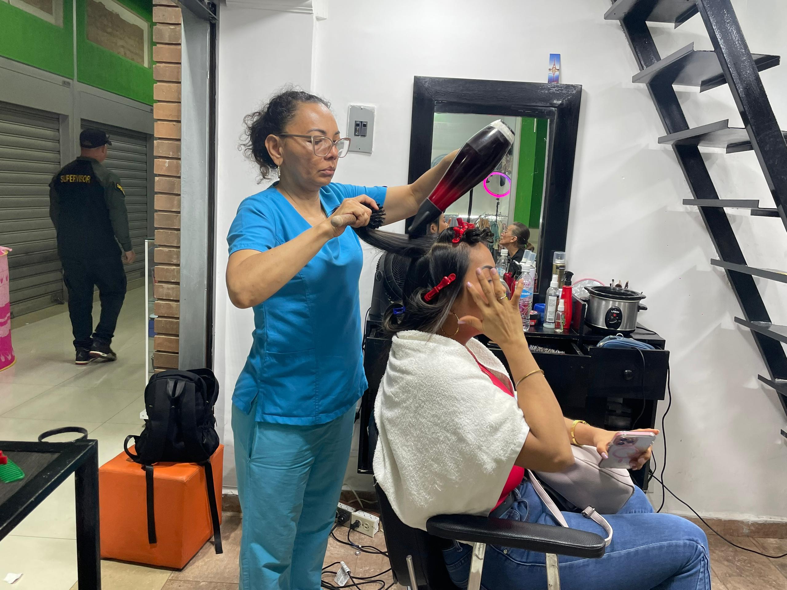 Entre 100 y 150 dólares mensuales gastan las zulianas para ponerse bellas