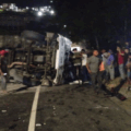 Se volcó gandola repleta de alimentos en Caracas
